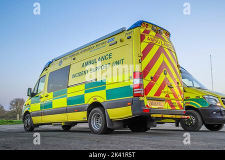 Schräg, Seiten-/Rückansicht eines Fahrzeugs der West Midlands Ambulance Incident Support Unit, das im Freien geparkt ist. Stockfoto