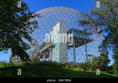 MONTREAL, KANADA -14 SEP 2022- Blick auf die Montreal Biosphere, ein Umweltmuseum in einem ehemaligen Pavillon der Expo 67 im Parc Jean Drapeau auf St. H. Stockfoto