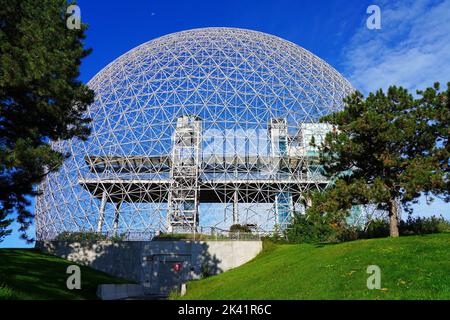 MONTREAL, KANADA -14 SEP 2022- Blick auf die Montreal Biosphere, ein Umweltmuseum in einem ehemaligen Pavillon der Expo 67 im Parc Jean Drapeau auf St. H. Stockfoto