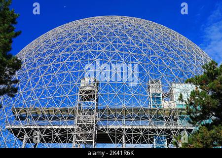 MONTREAL, KANADA -14 SEP 2022- Blick auf die Montreal Biosphere, ein Umweltmuseum in einem ehemaligen Pavillon der Expo 67 im Parc Jean Drapeau auf St. H. Stockfoto