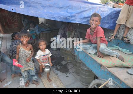 Delhi, Delhi, Indien. 29. September 2022. Kind von Bewohnern, die entlang des Ufers des Yamuna-Flusses in höhere Erde verlegt wurden, inmitten der Gefahr, dass der Wasserstand über die Gefahrenzone steigt, in der Nähe der Alten Eisenbrücke, Wasser, das aus dem Hathnikund-Staudamm freigesetzt wurde, fließt der Yamuna-Fluss über die Gefahrenzone. Menschen aus tief liegenden Gebieten wurden am Donnerstag in Delhi evakuiert, da der Wasserstand steigt (Foto: © Ravi Batra/ZUMA Press Wire) Stockfoto