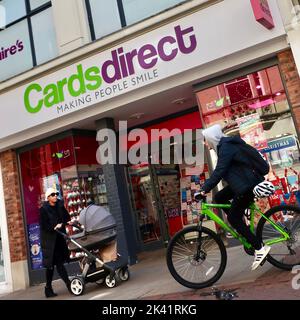 Ipswich, Suffolk, Großbritannien - 29. September 2022 : strahlender sonniger Herbstnachmittag im Stadtzentrum. Leute, die am Kartengeschäft vorbeigehen. Stockfoto