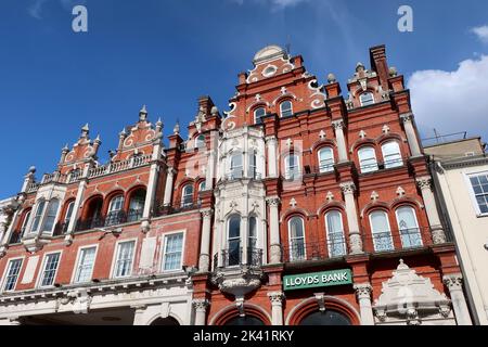 Ipswich, Suffolk, Großbritannien - 29. September 2022 : strahlender sonniger Herbstnachmittag im Stadtzentrum. Lloyds Bank, Cornhill. Stockfoto