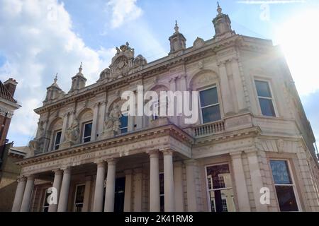 Ipswich, Suffolk, Großbritannien - 29. September 2022 : strahlender sonniger Herbstnachmittag im Stadtzentrum. Das alte Postamt, Cornhill. Stockfoto