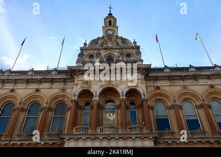 Ipswich, Suffolk, Großbritannien - 29. September 2022 : strahlender sonniger Herbstnachmittag im Stadtzentrum. Rathaus, Cornhill. Stockfoto