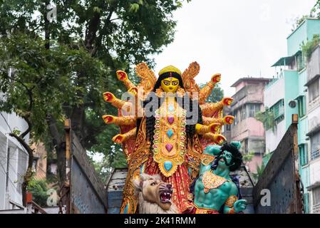 Kalkutta, Indien, 26.. September 2022. Durga Idol wird aus einem Studio in Kumartuli pandalieren. Stockfoto