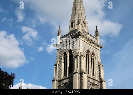 Ipswich, Suffolk, Großbritannien - 29. September 2022 : strahlender sonniger Herbstnachmittag im Stadtzentrum. St. Mary le Tower Kirche in der Tower Street Stockfoto