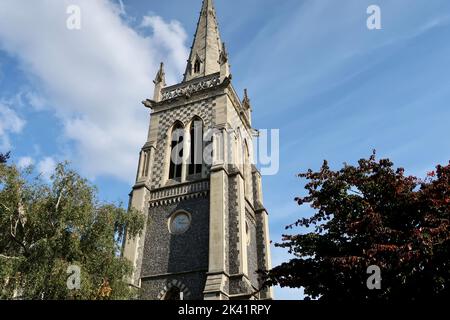 Ipswich, Suffolk, Großbritannien - 29. September 2022 : strahlender sonniger Herbstnachmittag im Stadtzentrum. St. Mary le Tower Kirche in der Tower Street Stockfoto