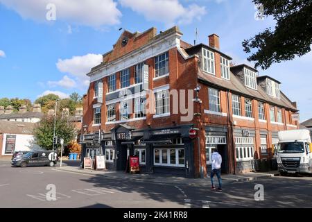 Ipswich, Suffolk, Großbritannien - 29. September 2022 : strahlender sonniger Herbstnachmittag im Stadtzentrum. Yates Bar, Tower Street. Stockfoto