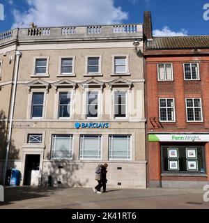 Ipswich, Suffolk, Großbritannien - 29. September 2022 : strahlender sonniger Herbstnachmittag im Stadtzentrum. Barclays Bank. Stockfoto