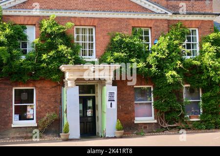 Ipswich, Suffolk, Großbritannien - 29. September 2022 : strahlender sonniger Herbstnachmittag im Stadtzentrum. Tower House, Tower Street. Stockfoto