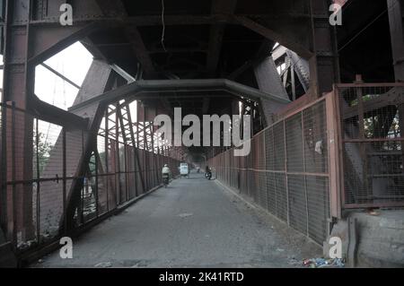 Delhi, Delhi, Indien. 29. Sep, 2022. yamuna River Overflow Alte Eisenbrücke, langsam beladen. Aufgrund der starken Regenfälle im Monat September und des aus dem Hathnikund-Staudamm freigesetzten Wassers fließt der Yamuna-Fluss über die Gefahrenmarke. Menschen aus tiefliegenden Gebieten wurden evakuiert, da der Wasserstand steigt (Foto: © Ravi Batra/ZUMA Press Wire) Stockfoto