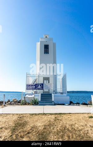 Der Leuchtturm in der Nähe des Wassers bei Brown's Point, Washington. Stockfoto