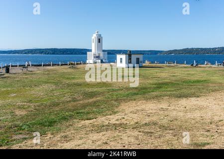 Der Leuchtturm in der Nähe des Wassers bei Brown's Point, Washington. Stockfoto