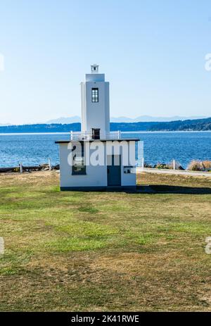 Der Leuchtturm in der Nähe des Wassers bei Brown's Point, Washington. Stockfoto