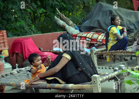 Delhi, Delhi, Indien. 29. September 2022. Die Familie, die am Ufer des Yamuna-Flusses lebte, zog in einem Zelt auf der Straßenseite der Autobahn in einen höheren Boden, inmitten der Gefahr, dass der Wasserstand über die Gefahrenmarke hinaus steigt, an der Ito-Brücke, Wasser, das aus dem Hathnikund-Staudamm freigesetzt wurde, fließt der Yamuna-Fluss über die Gefahrenmarke. Menschen aus tief liegenden Gebieten wurden am Donnerstag in Delhi evakuiert, da der Wasserstand steigt (Foto: © Ravi Batra/ZUMA Press Wire) Stockfoto