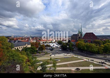 Erfurt, Deutschland. 29. September 2022. Wolken ziehen über den Domplatz mit der St. Mary's Cathedral und der Seberi Church. Am ersten Oktoberwochenende veranstaltet der Freistaat Thüringen in seiner Landeshauptstadt Erfurt die zentralen Feierlichkeiten zum Tag der Deutschen Einheit (03,10.). Diese haben seit 1990 immer in dem Land stattgefunden, das im entsprechenden Jahr die Präsidentschaft des Bundesrates innehat. Quelle: Martin Schutt/dpa/Alamy Live News Stockfoto