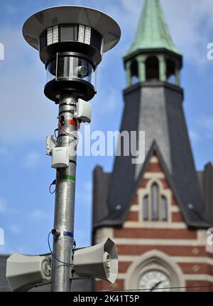 Erfurt, Deutschland. 29. September 2022. Die mobile Videoüberwachung wird anlässlich des Zorns um den Tag der Deutschen Einheit eingerichtet. Am ersten Oktoberwochenende veranstaltet der Freistaat Thüringen in seiner Landeshauptstadt Erfurt die zentralen Feierlichkeiten zum Tag der Deutschen Einheit (03,10.). Diese haben seit 1990 immer in dem Land stattgefunden, das im entsprechenden Jahr die Präsidentschaft des Bundesrates innehat. Quelle: Martin Schutt/dpa/Alamy Live News Stockfoto