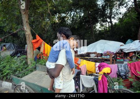 Delhi, Delhi, Indien. 29. September 2022. Die Familie, die am Ufer des Yamuna-Flusses lebte, zog in einem Zelt auf der Straßenseite der Autobahn in einen höheren Boden, inmitten der Gefahr, dass der Wasserstand über die Gefahrenmarke hinaus steigt, an der Ito-Brücke, Wasser, das aus dem Hathnikund-Staudamm freigesetzt wurde, fließt der Yamuna-Fluss über die Gefahrenmarke. Menschen aus tief liegenden Gebieten wurden am Donnerstag in Delhi evakuiert, da der Wasserstand steigt (Foto: © Ravi Batra/ZUMA Press Wire) Stockfoto