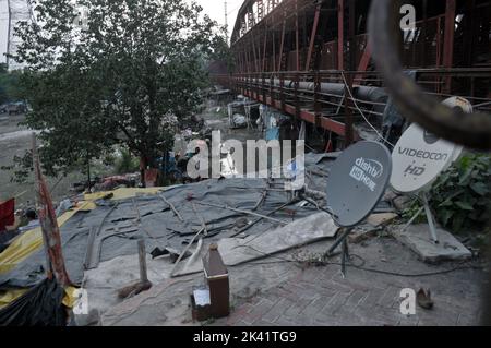 Delhi, Delhi, Indien. 29. Sep, 2022. yamuna River Overflow Alte Eisenbrücke, langsam beladen. Aufgrund der starken Regenfälle im Monat September und des aus dem Hathnikund-Staudamm freigesetzten Wassers fließt der Yamuna-Fluss über die Gefahrenmarke. Menschen aus tief liegenden Gebieten wurden am Donnerstag in Delhi evakuiert, da der Wasserstand steigt (Foto: © Ravi Batra/ZUMA Press Wire) Stockfoto