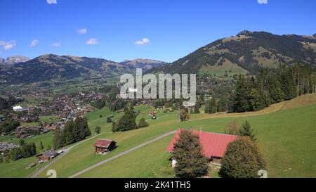 Bergdorf und Ferienort Gstaad, Schweiz. Stockfoto