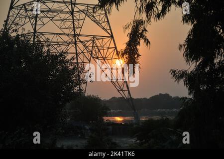 Delhi, Delhi, Indien. 29. Sep, 2022. yamuna River Overflow Alte Eisenbrücke, langsam beladen. Aufgrund der starken Regenfälle im Monat September und des aus dem Hathnikund-Staudamm freigesetzten Wassers fließt der Yamuna-Fluss über die Gefahrenmarke. Menschen aus tief liegenden Gebieten wurden am Donnerstag in Delhi evakuiert, da der Wasserstand steigt (Foto: © Ravi Batra/ZUMA Press Wire) Stockfoto