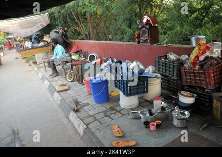 Delhi, Delhi, Indien. 29. September 2022. Die Familie, die am Ufer des Yamuna-Flusses lebte, zog in einem Zelt auf der Straßenseite der Autobahn in einen höheren Boden, inmitten der Gefahr, dass der Wasserstand über die Gefahrenmarke hinaus steigt, an der Ito-Brücke, Wasser, das aus dem Hathnikund-Staudamm freigesetzt wurde, fließt der Yamuna-Fluss über die Gefahrenmarke. Menschen aus tief liegenden Gebieten wurden am Donnerstag in Delhi evakuiert, da der Wasserstand steigt (Foto: © Ravi Batra/ZUMA Press Wire) Stockfoto