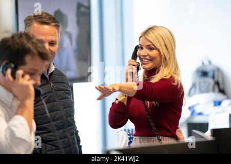 Holly Willoughby anlässlich des jährlichen BGC Charity Day in Canary Wharf in London, zum Gedenken an die 658 Kollegen von BGC und die 61 Mitarbeiter von Eurobrokers, die am 9./11. In den letzten 18 Jahren wurden rund 192 Millionen US-Dollar als direktes Ergebnis des Charity Day gesammelt. Bilddatum: Donnerstag, 29. September 2022. Stockfoto