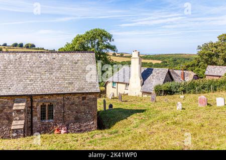 Church Farm, ein abgelegenes Bauernhaus auf über 1000 m Höhe neben der Kirche in Stoke Pero im Exmoor National Park, Somerset UK Stockfoto