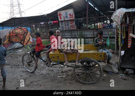 Delhi, Delhi, Indien. 29. Sep, 2022. yamuna River Overflow Alte Eisenbrücke, langsam beladen. Aufgrund der starken Regenfälle im Monat September und des aus dem Hathnikund-Staudamm freigesetzten Wassers fließt der Yamuna-Fluss über die Gefahrenmarke. Menschen aus tief liegenden Gebieten wurden am Donnerstag in Delhi evakuiert, da der Wasserstand steigt (Foto: © Ravi Batra/ZUMA Press Wire) Stockfoto