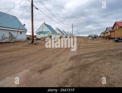 Ansicht der Wohnanlage in der arktischen Gemeinde Pond Inlet (Mittimatalik), Nunavut Stockfoto