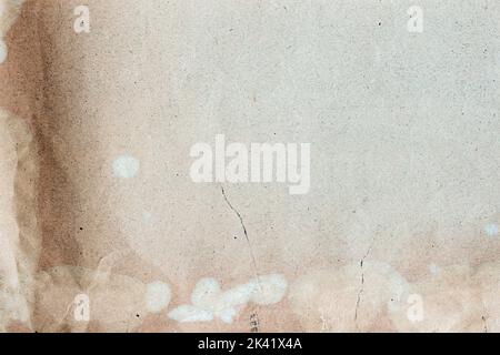 Textur von altem schimmeligen Papier mit Schmutzflecken, Flecken, Kratzern, grunge Vintage Hintergrund Stockfoto