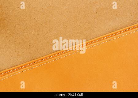 Textur aus gelbem Echtleder, genäht mit Naht. Moderner Hintergrund, Kopierbereich Stockfoto