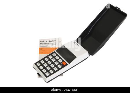 Sinclair Oxford Scientific Advanced Calculator, mit Anleitung Broschüre, isoliert auf Weiß Stockfoto