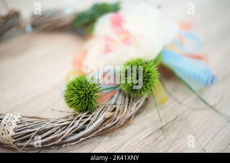 Florale Ornamente auf Holzhintergrund Stockfoto