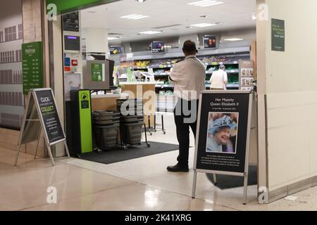 Sicherheitsbeamter, der am Eingang des Waitrose-Supermarkts im Ashley Center, Epsom, Surrey, England, Großbritannien, September 2022 Stockfoto