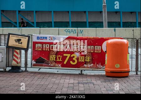 Hongkong, China. 28. September 2022. In Quarry Bay hängt ein Transparent der Demokratischen Allianz für die Verbesserung und den Fortschritt Hongkongs (DAB), einer konservativen, pro-Pekinger Partei, am Straßenrand. Da keine stadtweiten Feierlichkeiten für den chinesischen Nationalfeiertag geplant sind und die Polizei wegen Protesten in hoher Alarmbereitschaft ist, gibt es nur wenige Zeichen, die den 73.. Jahrestag der Volksrepublik China anerkennen. (Bild: © Ben Marans/SOPA Images via ZUMA Press Wire) Stockfoto