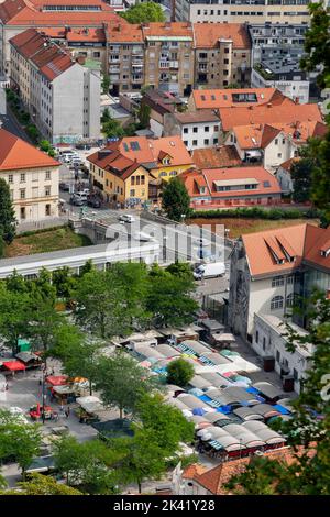 Stadt Ljubljana in Slowenien, Stadtbild mit dem Zentralmarkt und der Drachenbrücke, Luftaufnahme. Stockfoto