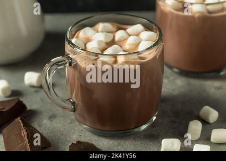 Warme erfrischende heiße Kakao-Schokolade mit Marshallows Stockfoto