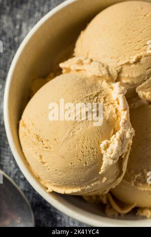 Hausgemachte Kürbis-Gewürz-Eiscreme in einer Schüssel Stockfoto