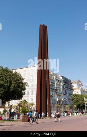 Neuf Lignes Obliques (Neun Schräge Linien). Von dem Künstler Bernar Venet. 2010 vor der Promenade des Anglais installiert, um das 150.-jährige Jubiläum zu feiern Stockfoto