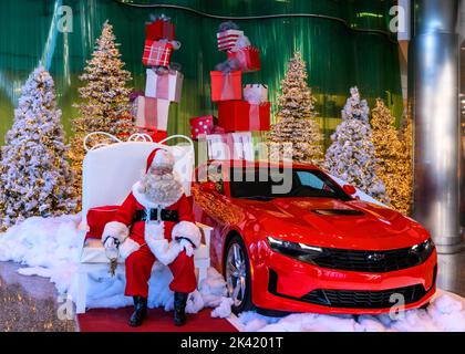 DETROIT, MI/USA - 18. DEZEMBER: A 2019: Weihnachtssembly, darunter Santa Claus, Chevrolet Camaro „leigh“, Bäume, Geschenke, GM, Renaissance Center. Stockfoto