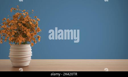 Hölzerne Tischplatte oder Regal mit Keramik Vase mit orangen Gänseblümchen, wilden Blumen, Ornament, Wiese, Gras, Stillleben, Zweig in Vase, blauer Hintergrund wi Stockfoto