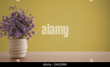Hölzerne Tischplatte oder Regal mit Keramik Vase mit lila Gänseblümchen, Wildblumen, Ornament, Wiese, Gras, Stillleben, Zweig in Vase, gelber Hintergrund Stockfoto