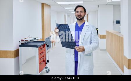 MRT des menschlichen Gehirns in Händen des Arzt-Radiologen während des medizinischen Arbeitstages im modernen Krankenhaus Stockfoto