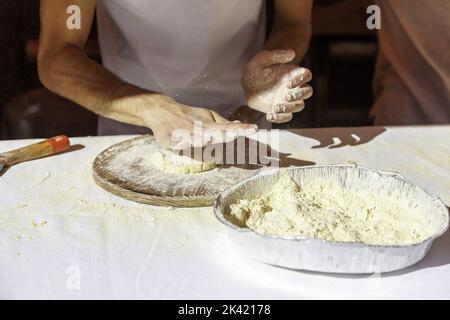 Detail der Herstellung traditioneller spanischer Kuchen Stockfoto