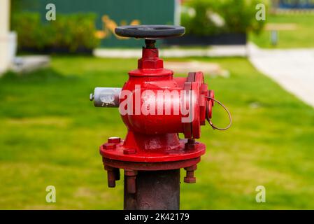 Nahaufnahme eines roten Hydranten im Freien in der Stadt Stockfoto