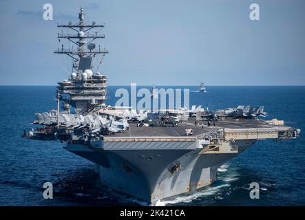 Busan, Südkorea. 29. September 2022. Die US Navy Nimitz-Klasse, nuklear angetriebener Superträger, USS Ronald Reagan dampft in Formation mit den südkoreanischen Navy-Schiffen ROKS Munmu the Great und ROKS Gangwon während gemeinsamer Trainingseinsätze in der Ostsee, 29. September 2022 in der Nähe von Busan, Südkorea. Quelle: MCS Natasha Chevalier/US Navy Photo/Alamy Live News Stockfoto