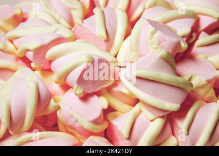 Hintergrund oder Textur von rosa und weißen Mini-Marshallows Stockfoto