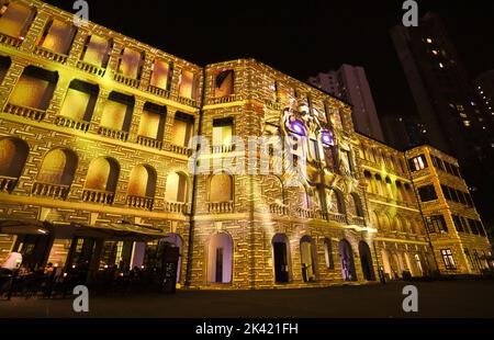 In Tai Kwun wird der innere Glow angezeigt. Inner Glow nutzt die neueste digitale und 3D Mapping-Technologie, um atemberaubende Animationen und Bilder massiv auf die Fassaden unserer historischen Gebäude zu projizieren. 12SEP22 SCMP/Edmond so Stockfoto